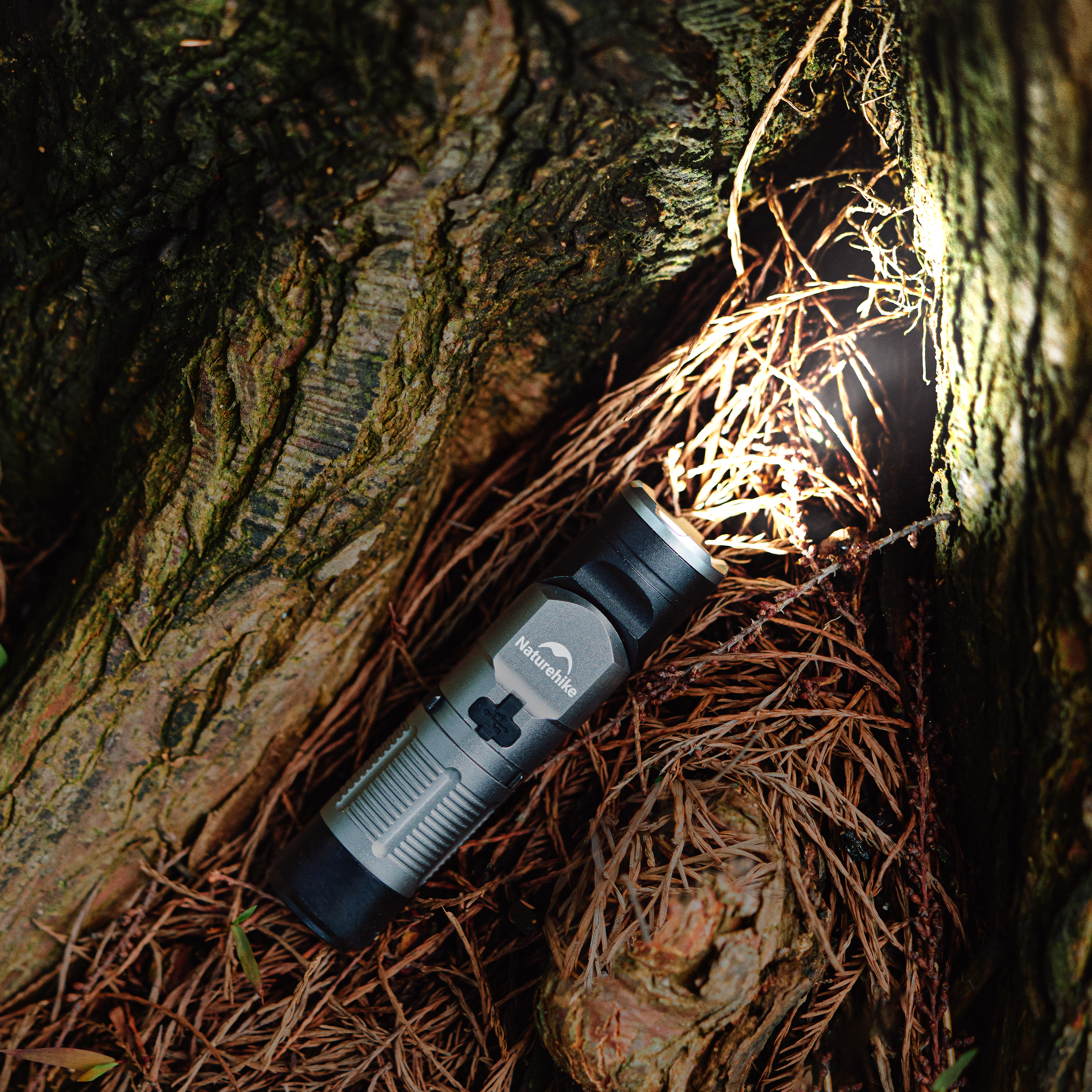 Naturehike kapesní svítilna výklopná M013 85g - stříbrná/černá